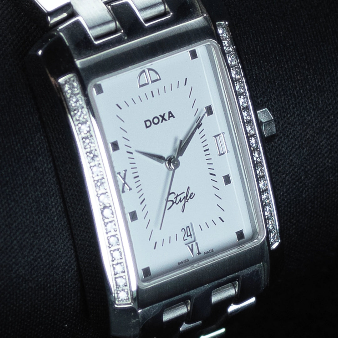 Luxury watch (240.10d.012.10): watch face angled view left