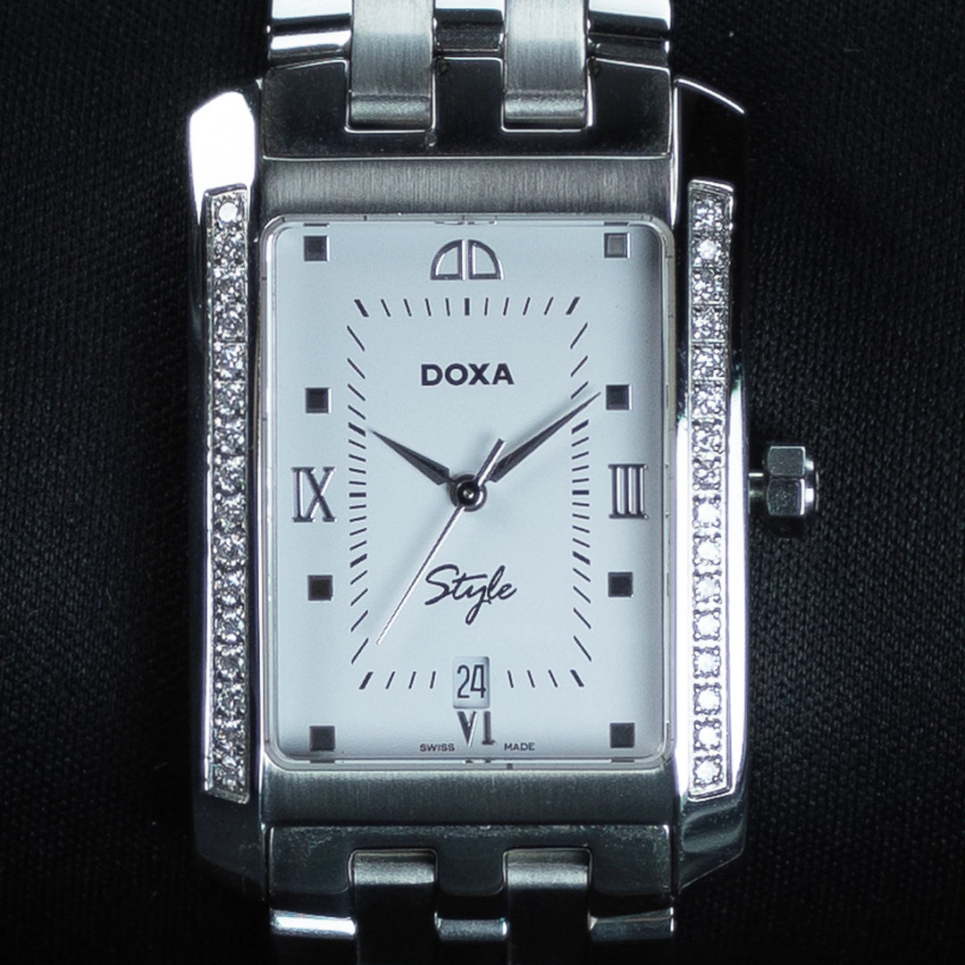 Luxury watch (240.10d.012.10): watch face