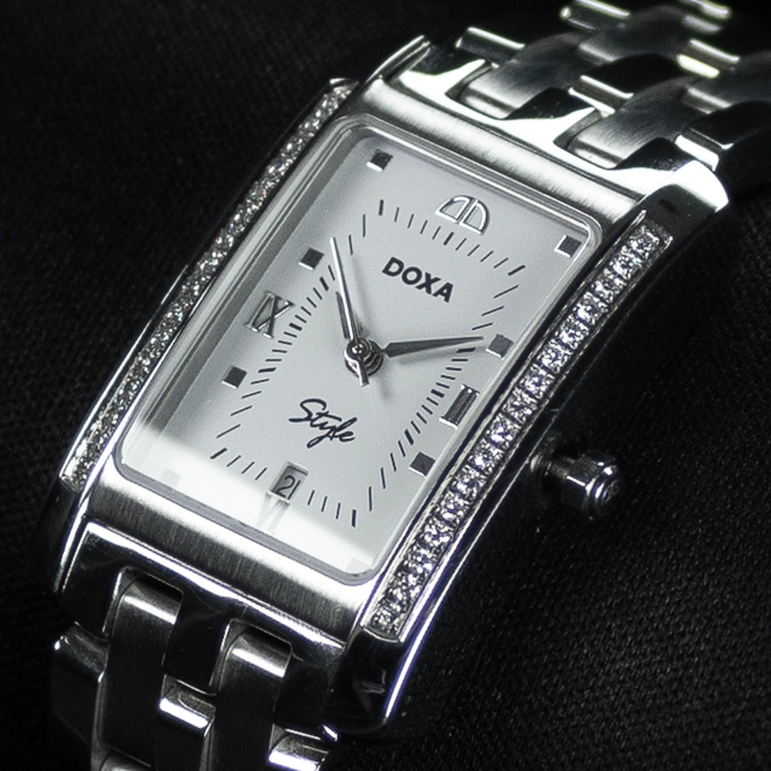 Luxury watch (240.15D.012.10): watch face angled view right