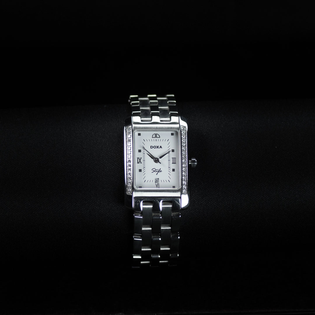 Luxury watch (240.15D.012.10): watch face zoomed out