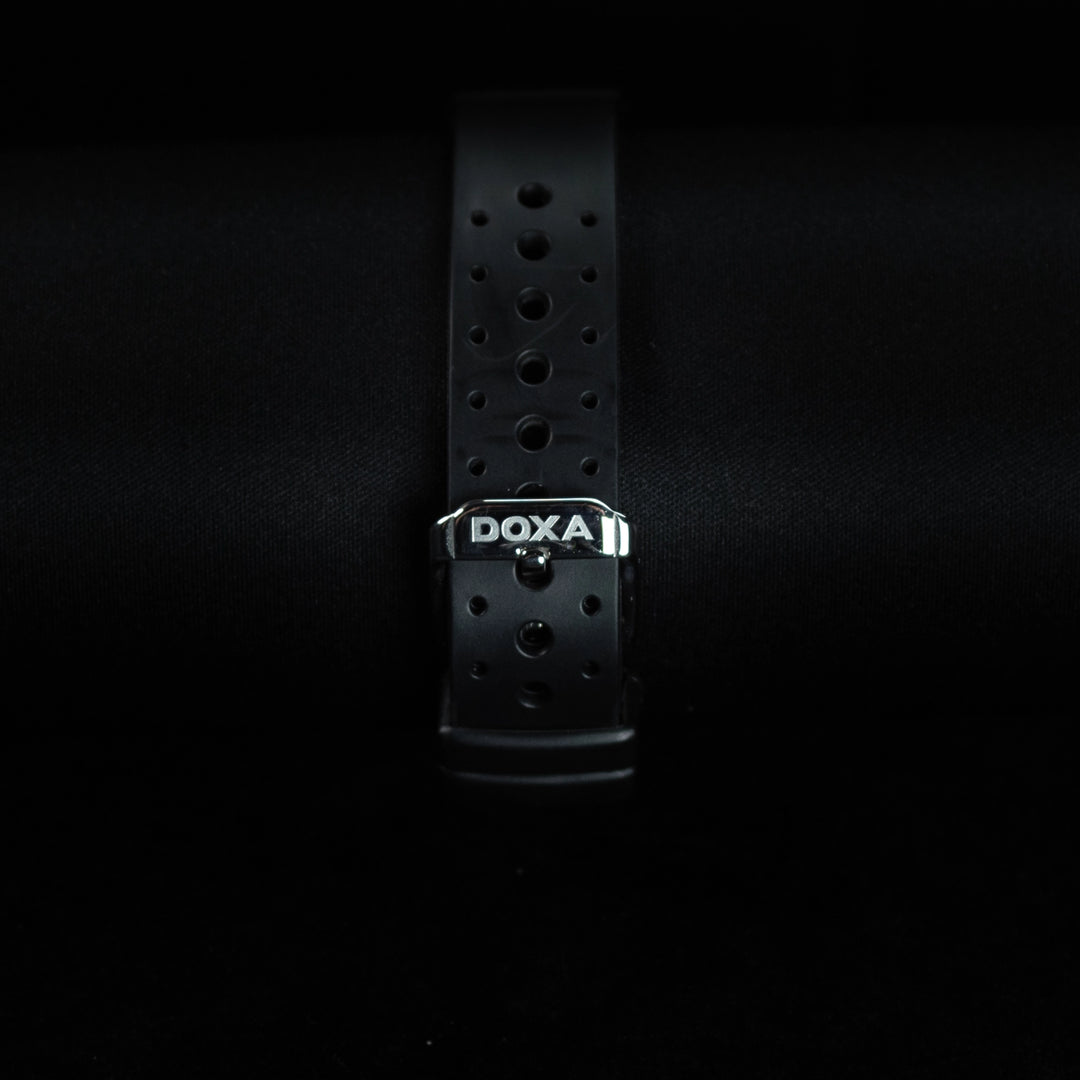 Luxury watch (550.10.014.10WS): watch bracelet zoomed out
