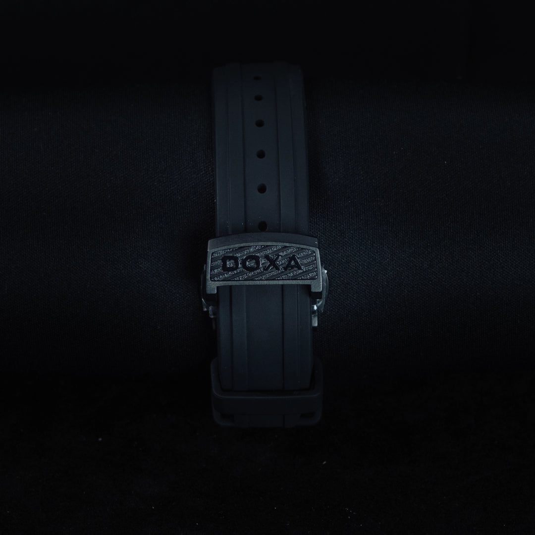 Luxury watch (D197BB0): watch bracelet zoomed out