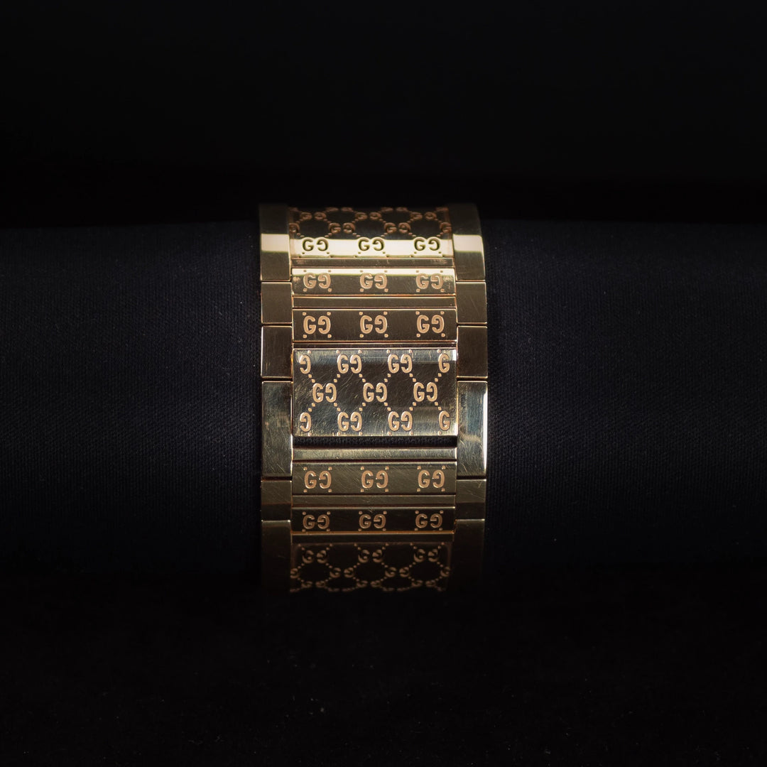 Luxury watch (YA112412): watch bracelet zoomed out