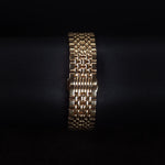 Kép betöltése a Galériamegjelenítőbe, Luxury watch (105.35.022.30): watch bracelet zoomed out
