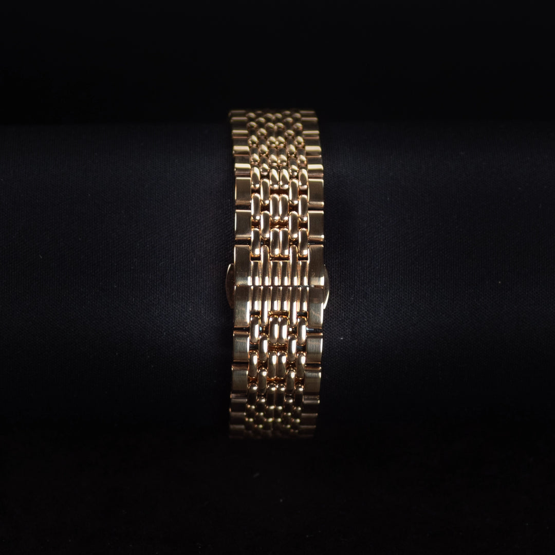 Luxury watch (105.35.022.30): watch bracelet zoomed out