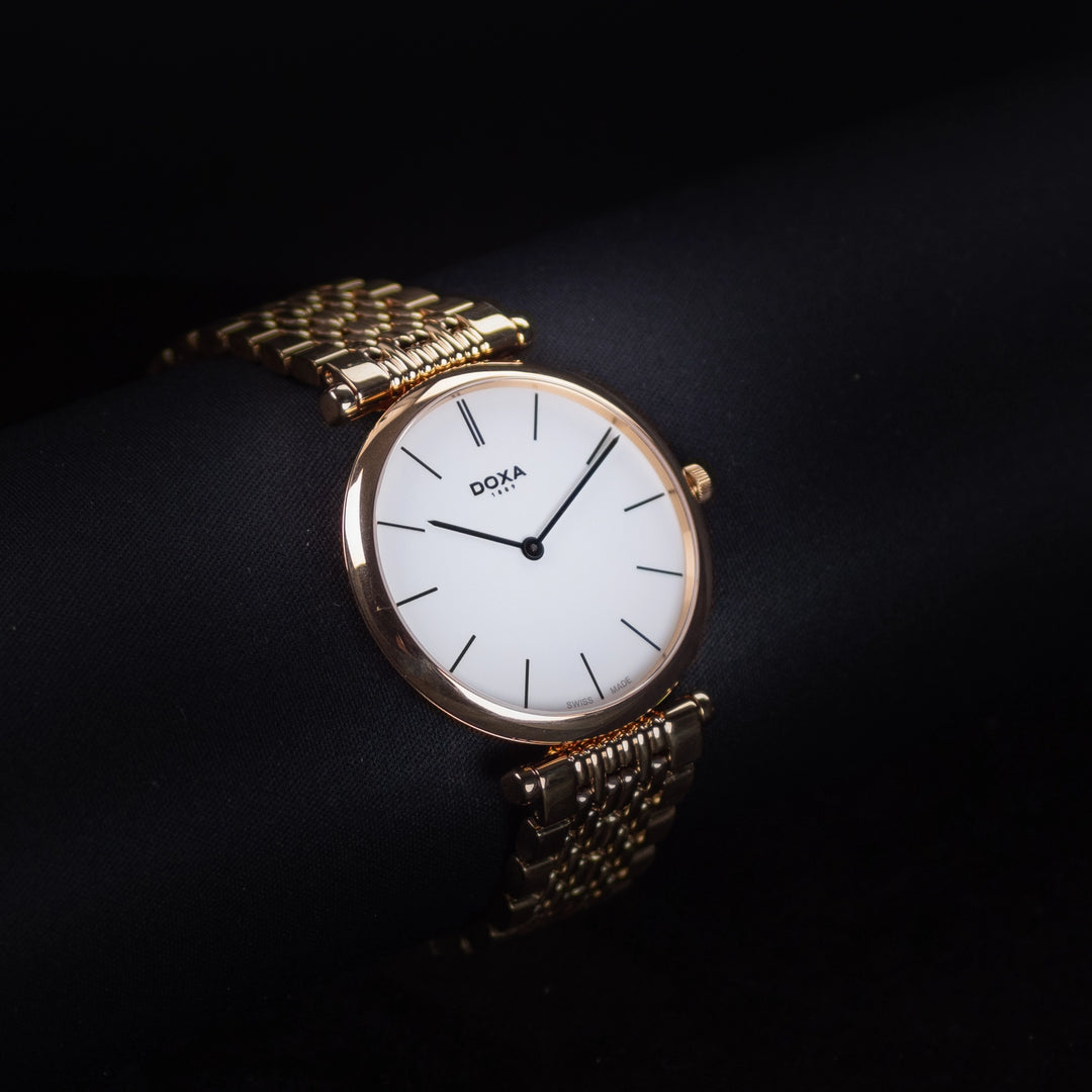 Luxury watch (105.35.022.30): watch face angled view left zoomed out