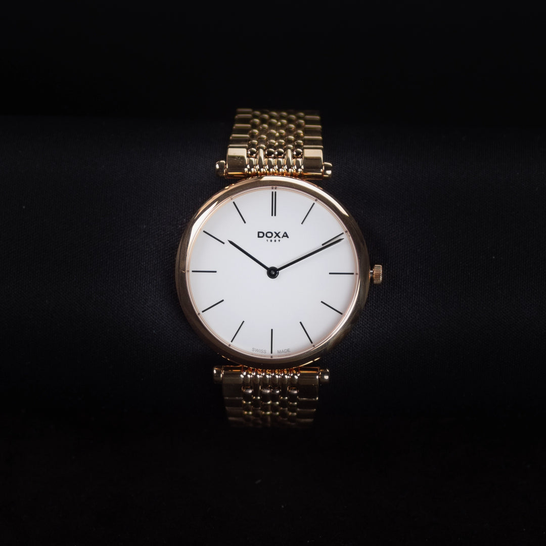 Luxury watch (105.35.022.30): watch face zoomed out