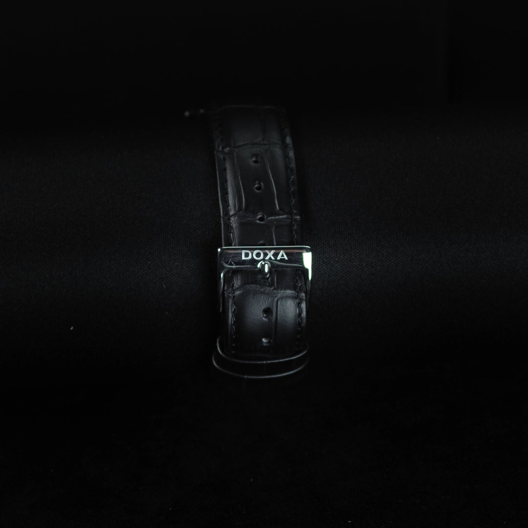 Luxury watch (106.10.021.01): watch bracelet zoomed out
