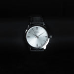 Kép betöltése a Galériamegjelenítőbe, Luxury watch (106.10.021.01): watch face zoomed out
