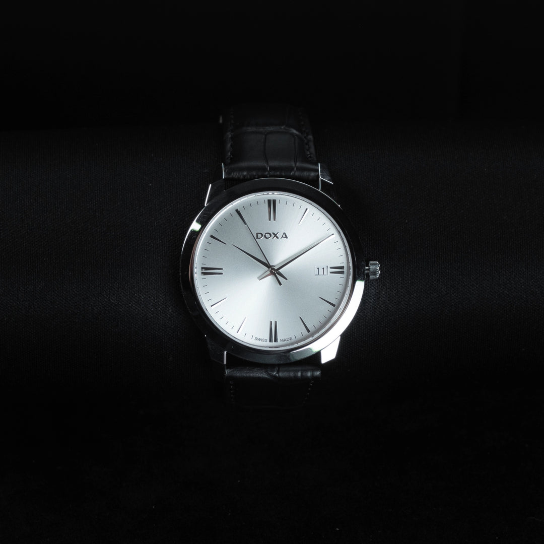 Luxury watch (106.10.021.01): watch face zoomed out
