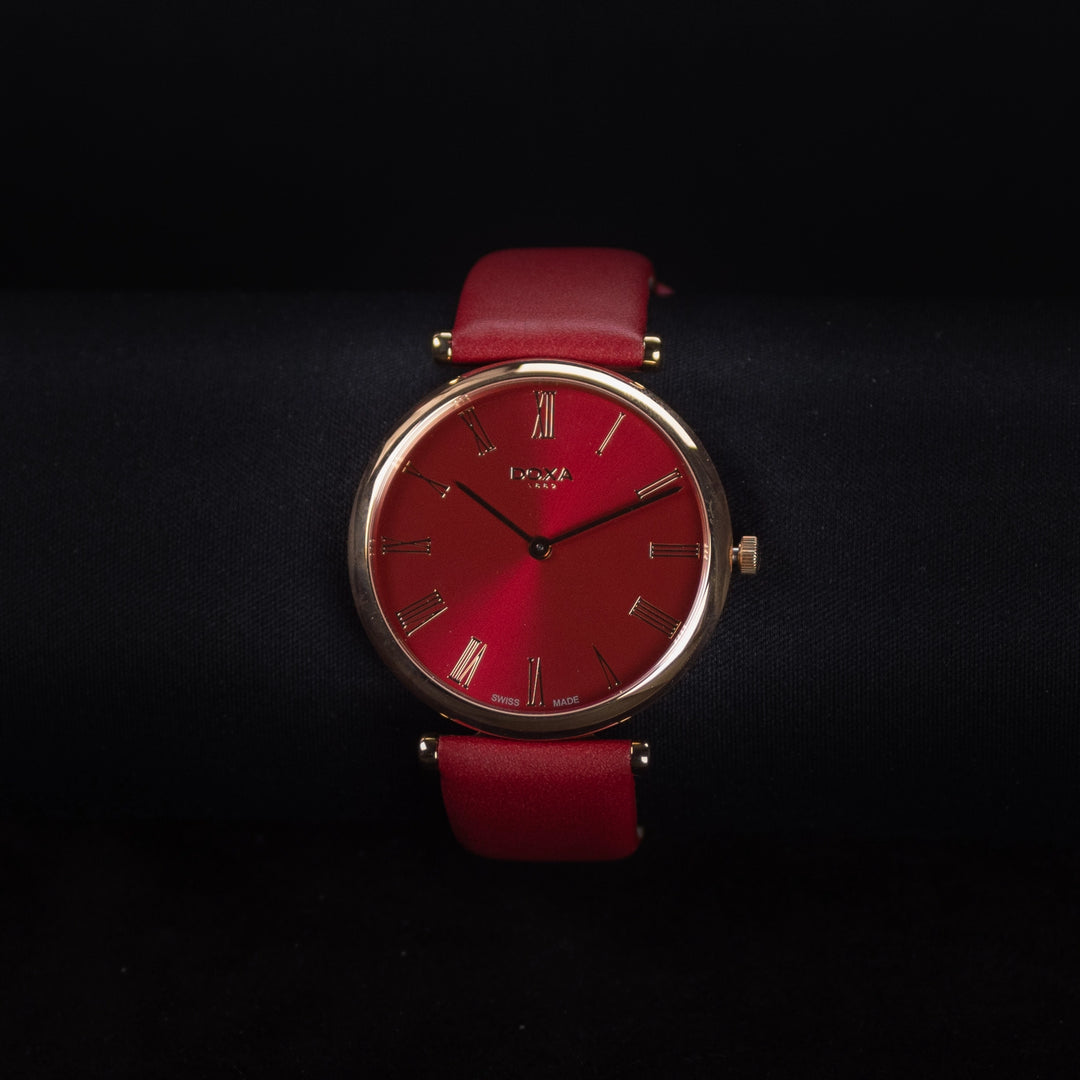 Luxury watch (112.90.164.05): watch face zoomed out