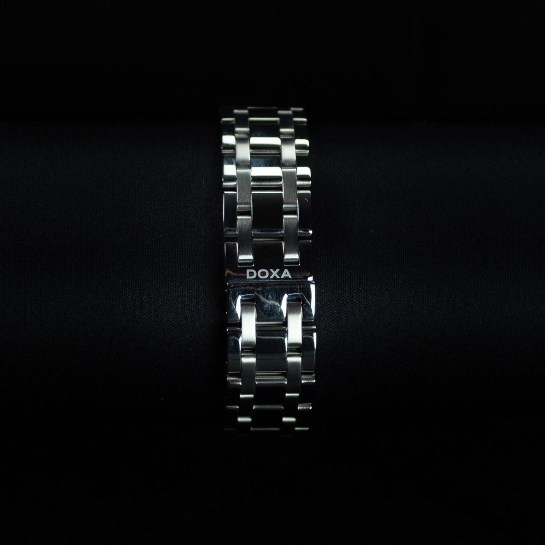 Luxury watch (121.10.023.10): watch bracelet zoomed out