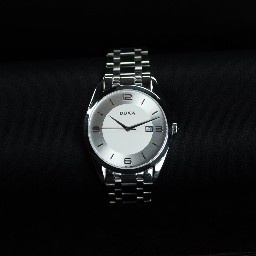 Luxury watch (121.10.023.10): watch face zoomed out