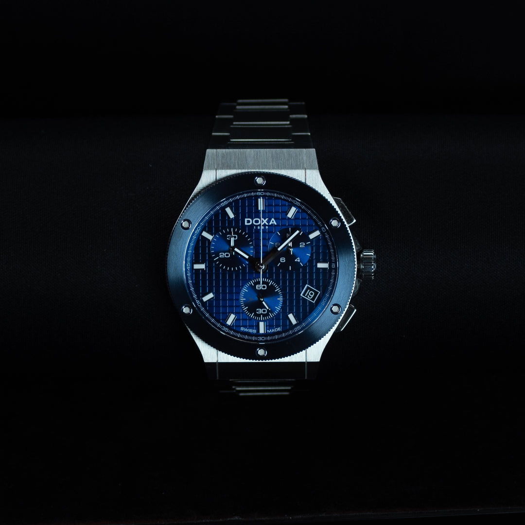 Luxury watch (166.10.201.10): watch face zoomed out