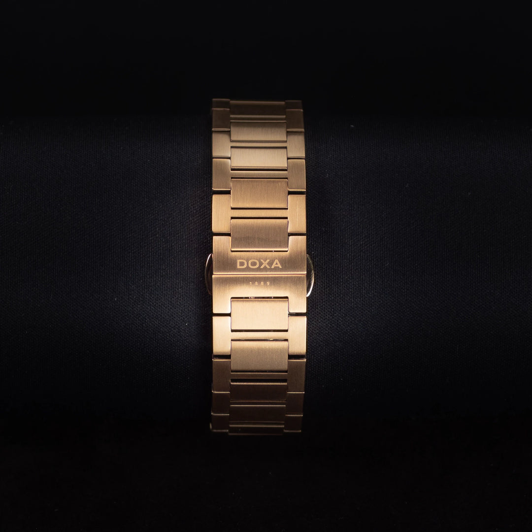 Luxury watch (166.90.131.17): watch bracelet zoomed out