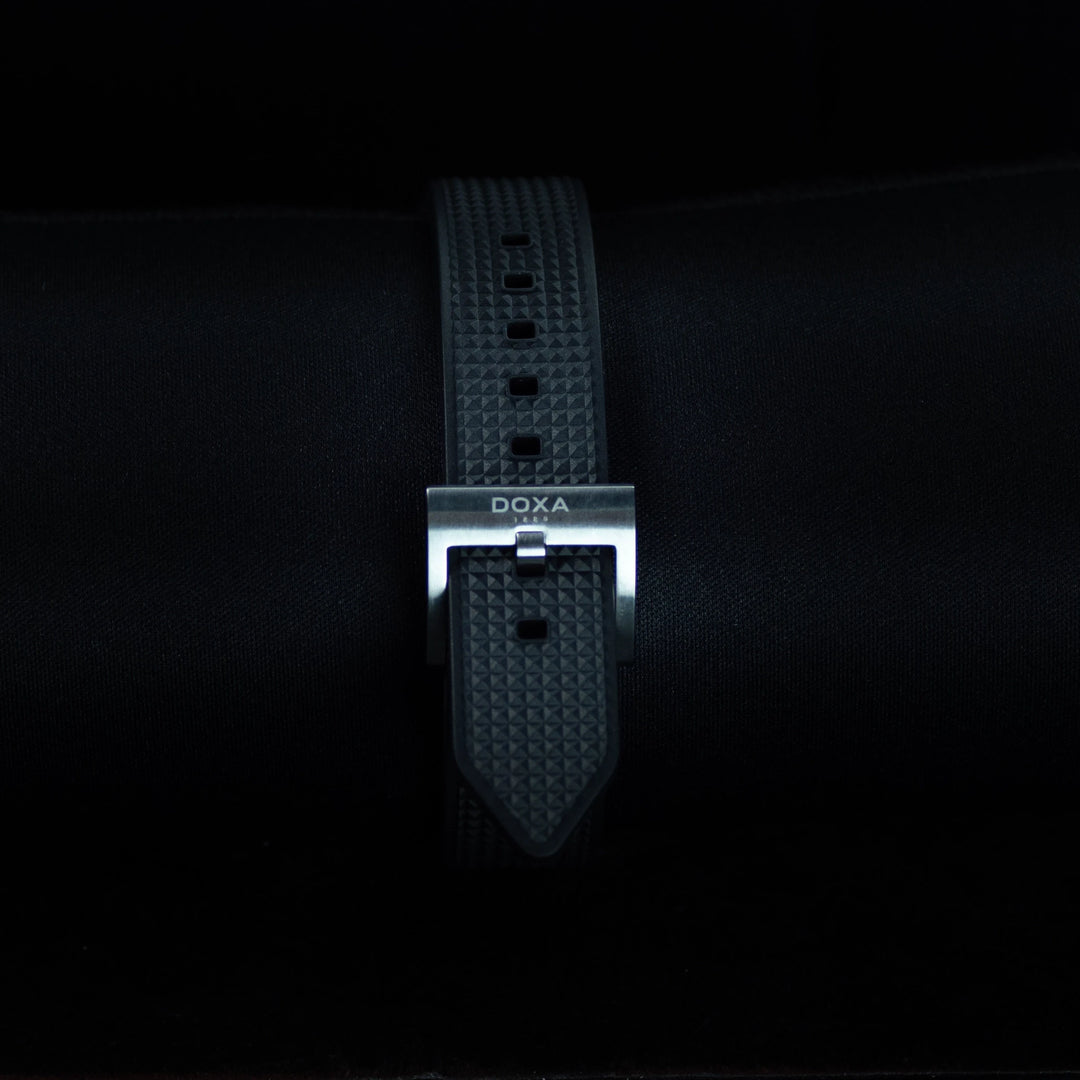 Luxury watch (167.10.101.20): watch bracelet zoomed out