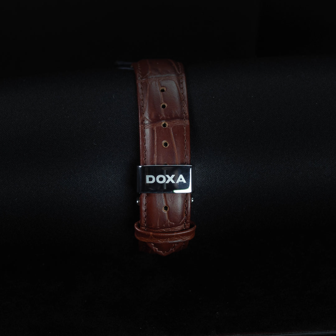 Luxury watch (171.10.021R.02): watch bracelet zoomed out