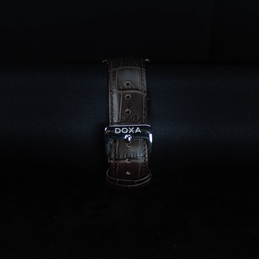 Luxury watch (195.10.011.02): watch bracelet zoomed out