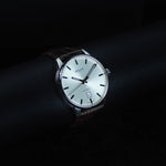 Kép betöltése a Galériamegjelenítőbe, Luxury watch (195.10.011.02): watch face angled view left zoomed out
