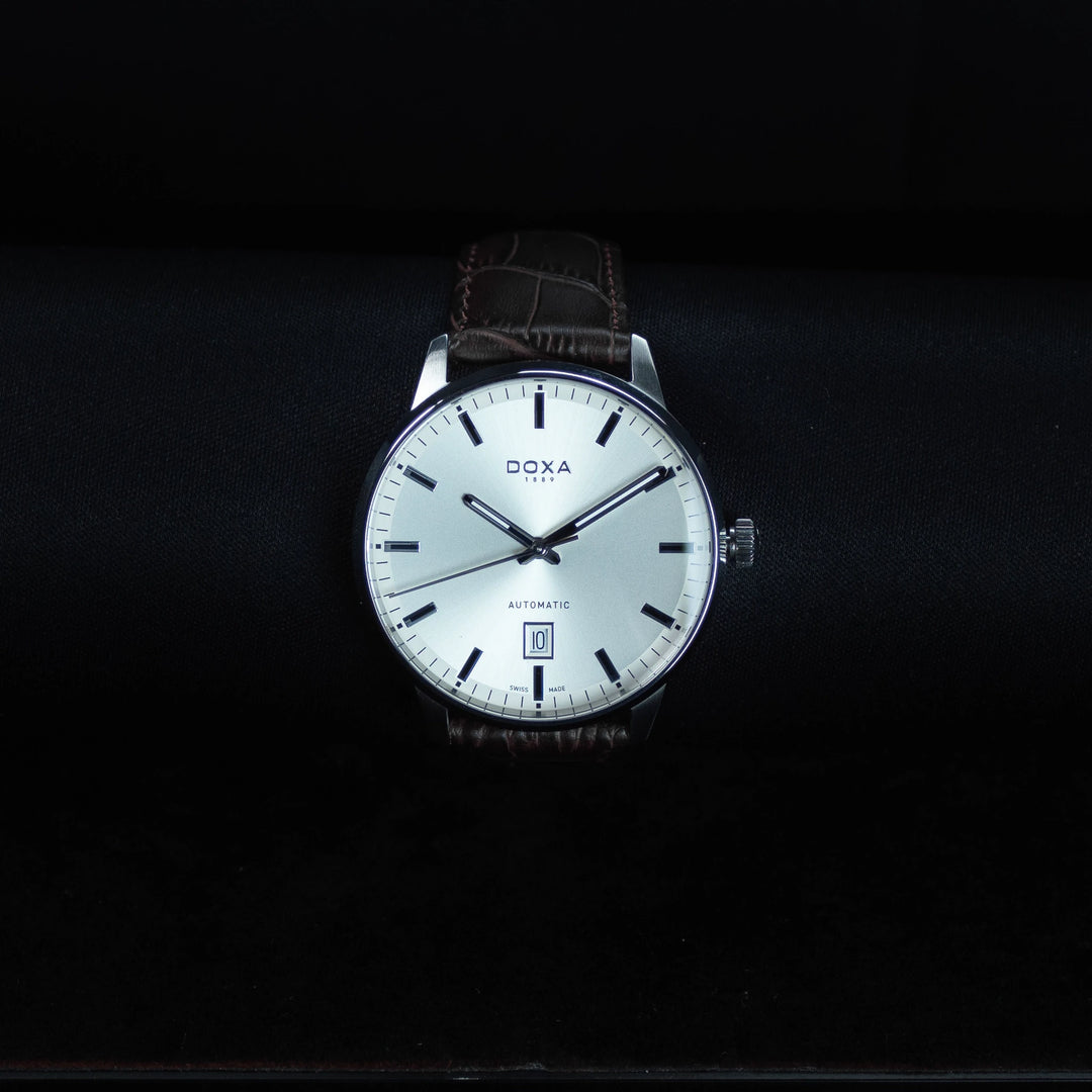 Luxury watch (195.10.011.02): watch face zoomed out