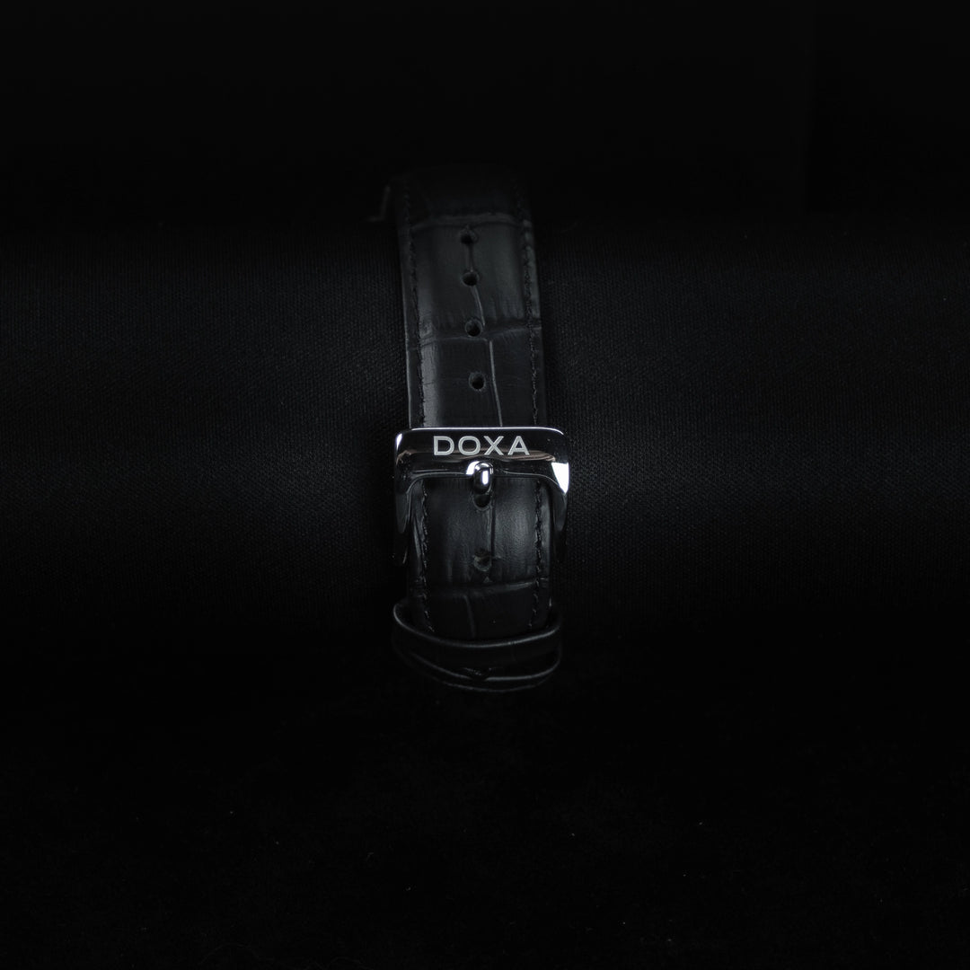 Luxury watch (195.10.201.01): watch bracelet zoomed out