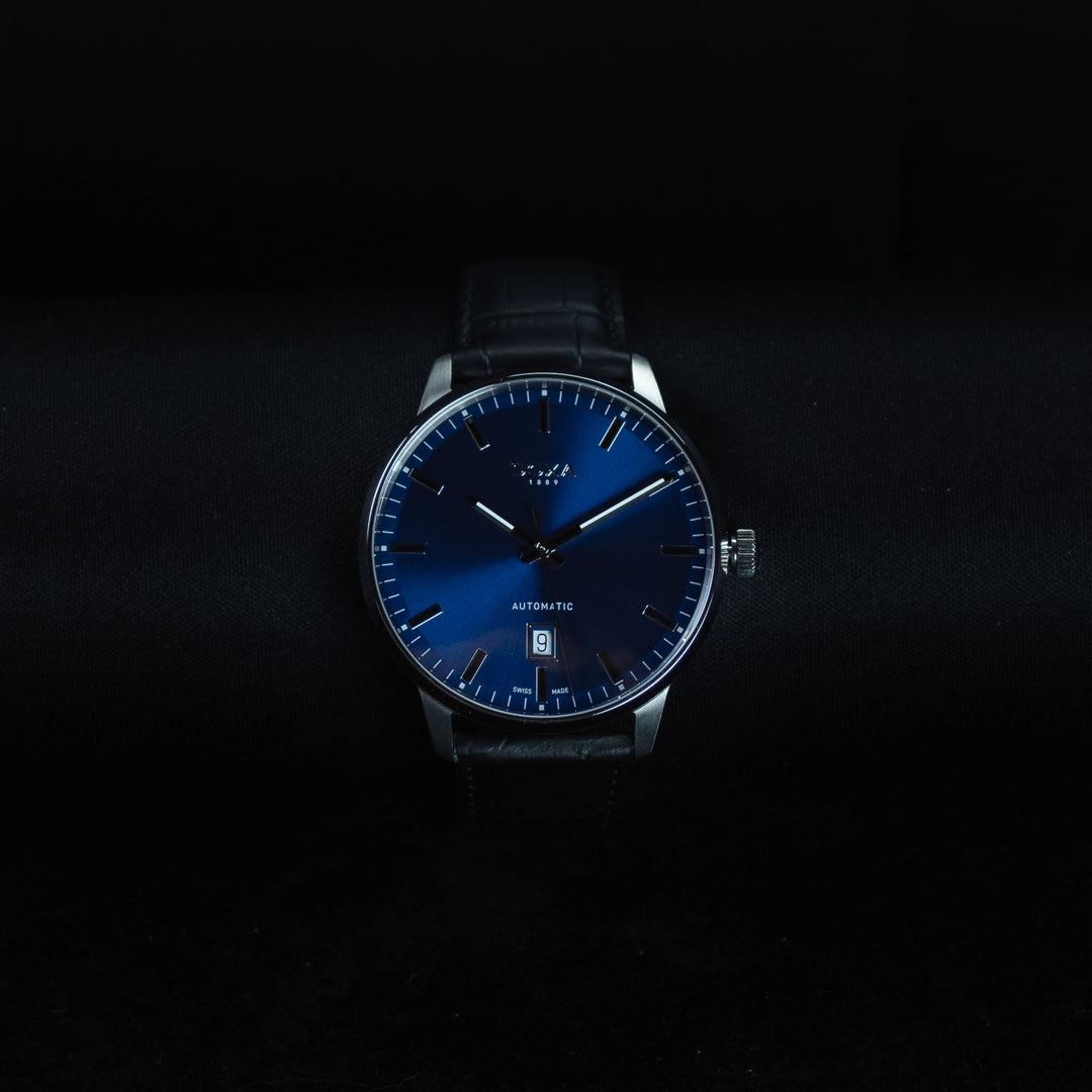 Luxury watch (195.10.201.01): watch face zoomed out