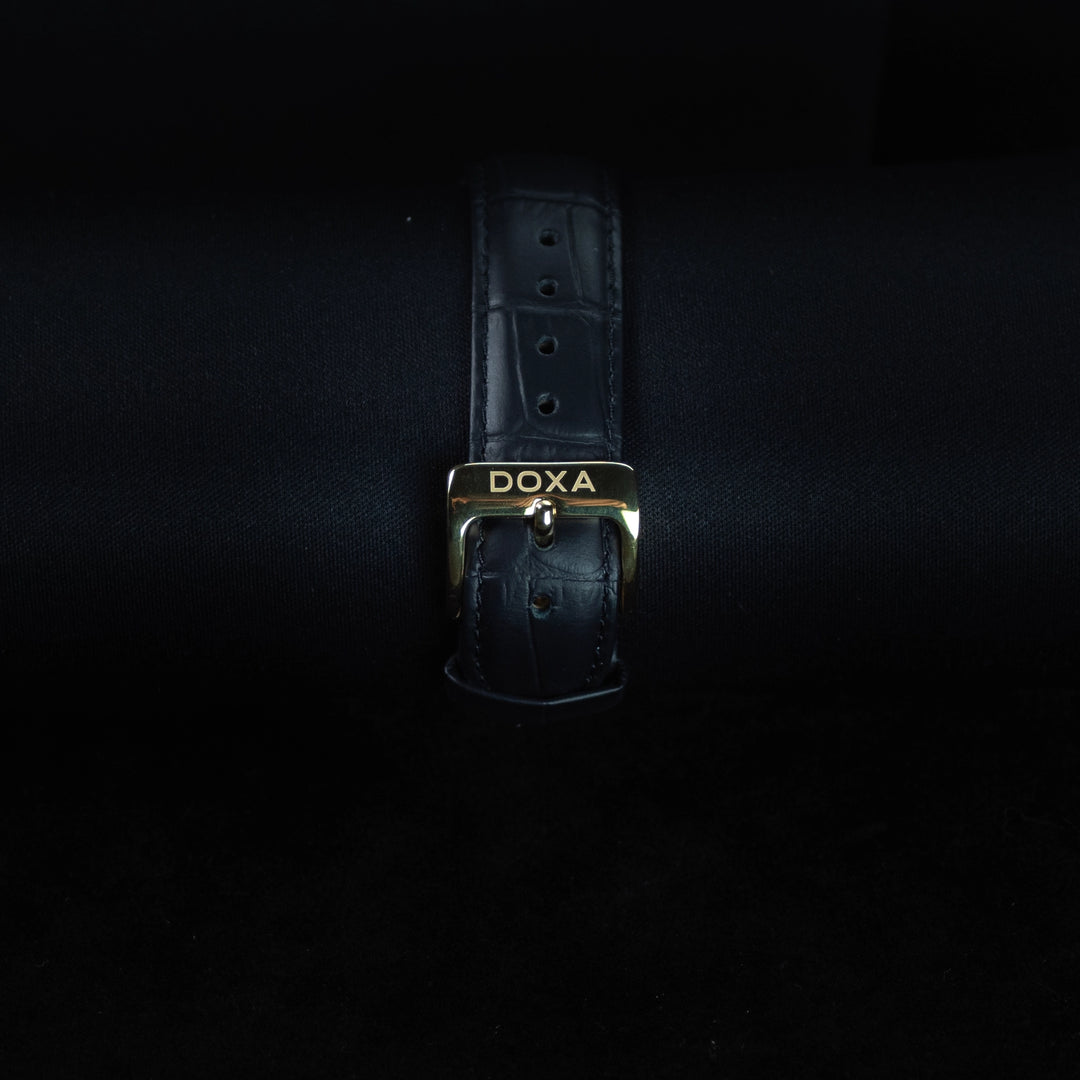 Luxury watch (195.50.101.01): watch bracelet zoomed out