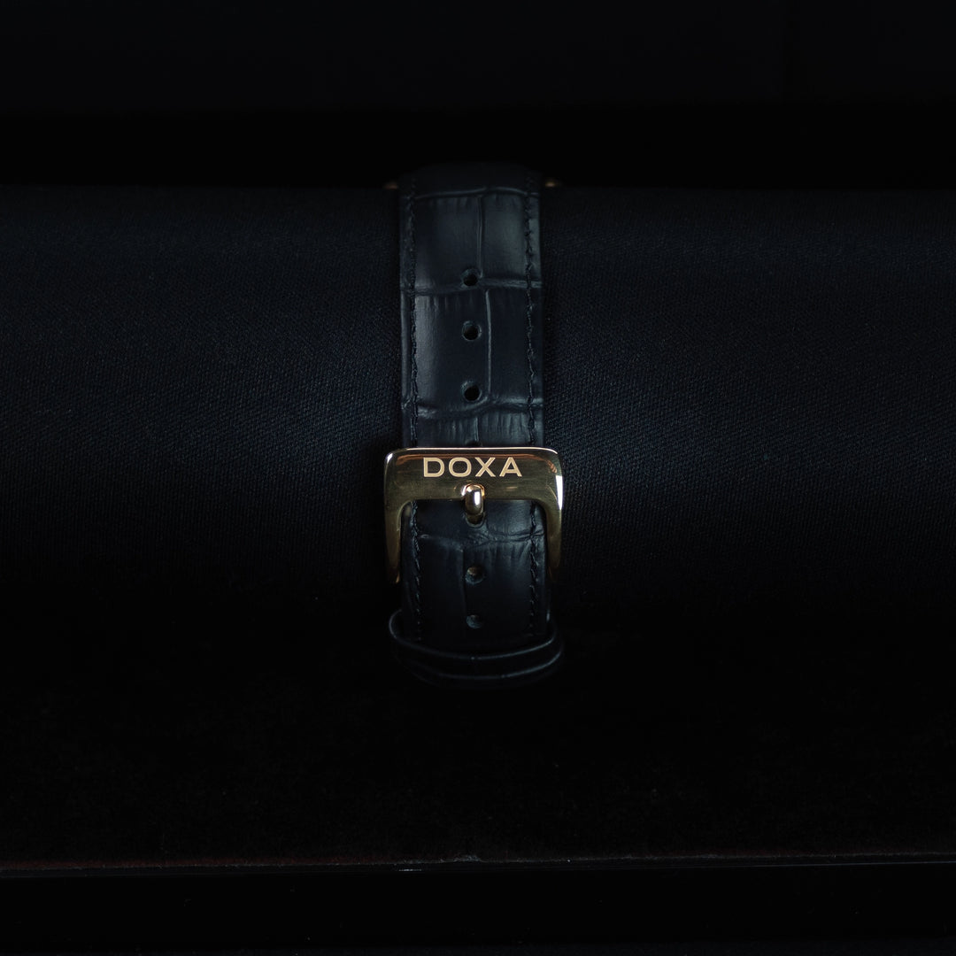 Luxury watch (195.90.011.01): watch bracelet zoomed out