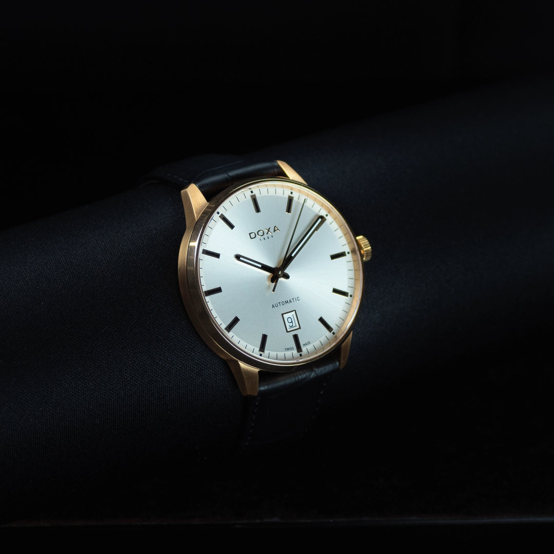 Luxury watch (195.90.011.01): watch face angled view left zoomed out