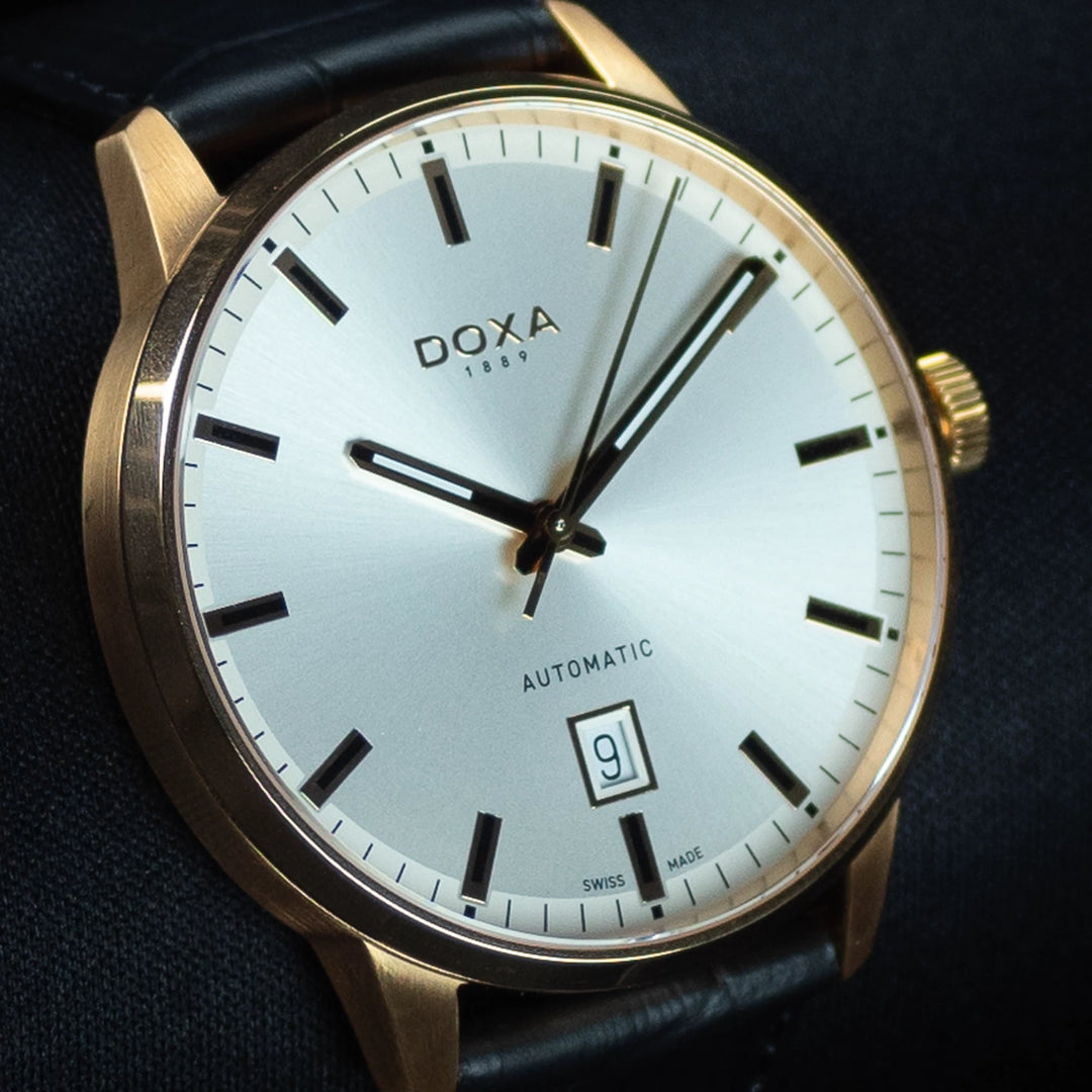 Luxury watch (195.90.011.01): watch face angled view left