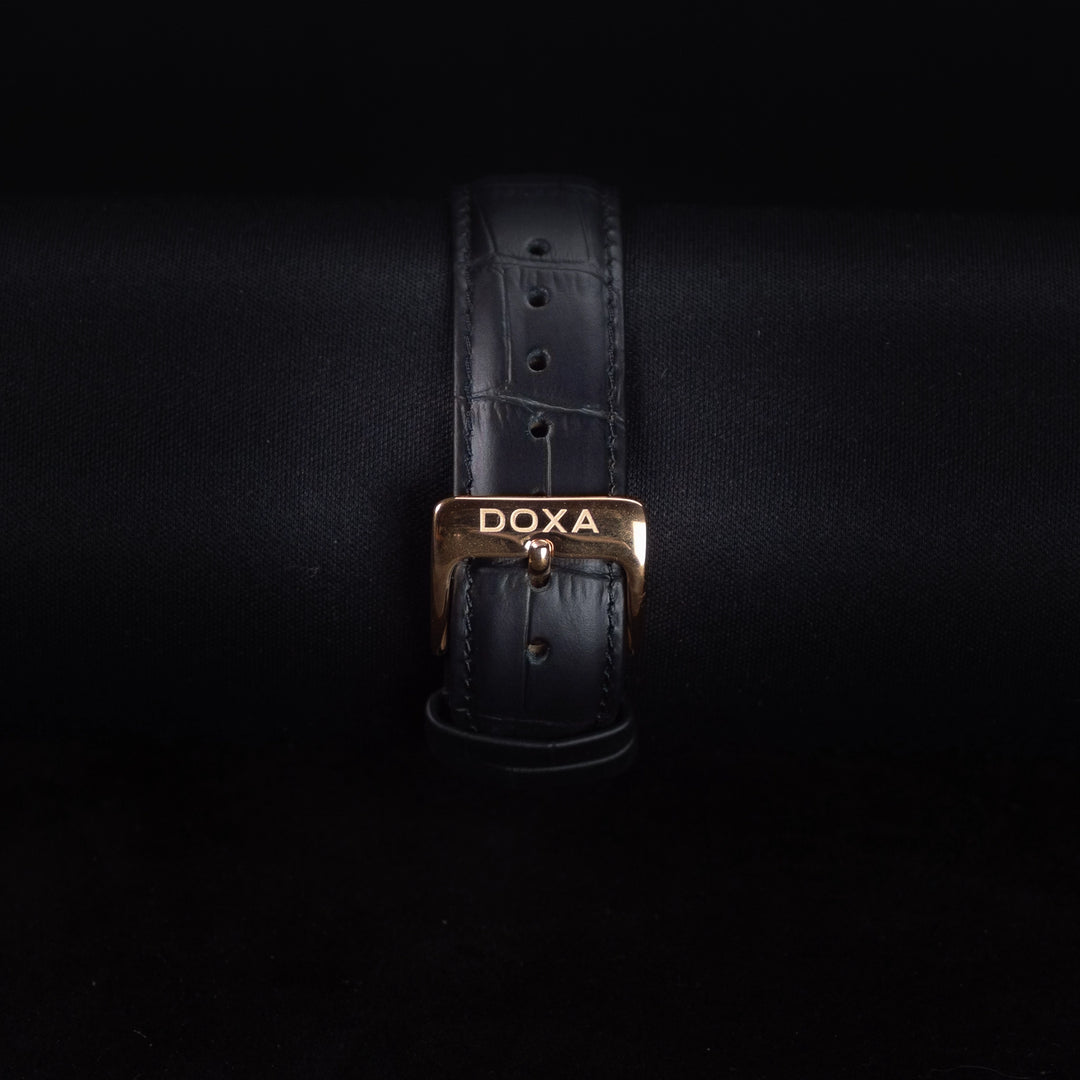 Luxury watch (195.90.101.01): watch bracelet zoomed out