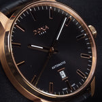 Kép betöltése a Galériamegjelenítőbe, Luxury watch (195.90.101.01): watch face angled view left

