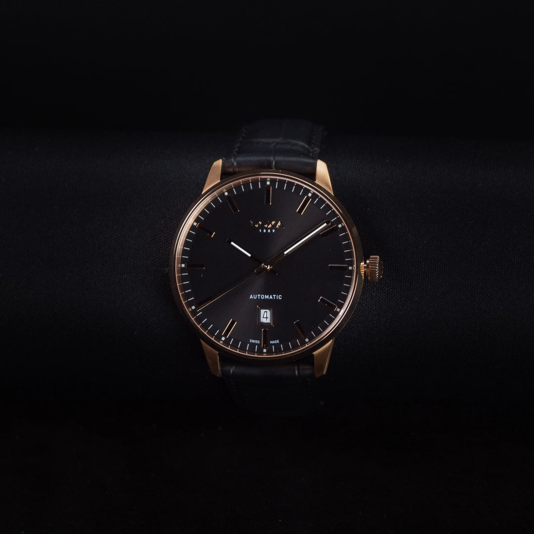 Luxury watch (195.90.101.01): watch face zoomed out