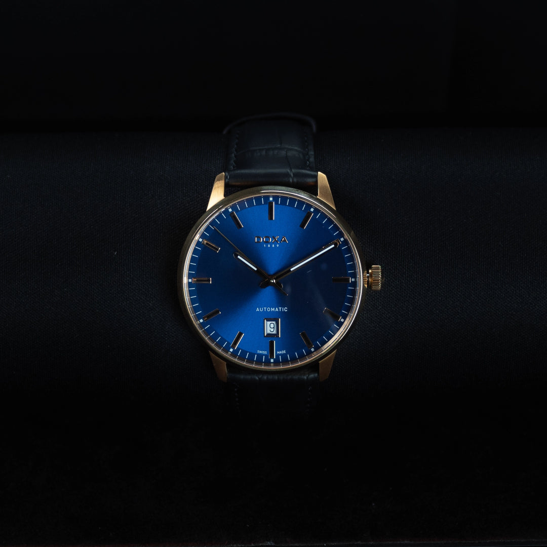 Luxury watch (195.90.201.01): watch face zoomed out