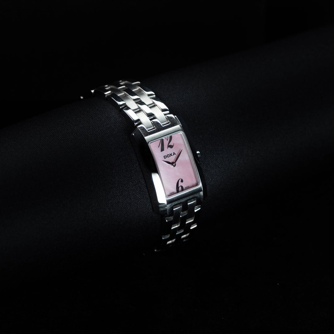 Luxury watch (247.15.395.10): watch face angled view left zoomed out