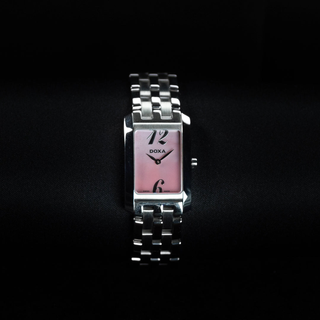Luxury watch (247.15.395.10): watch face zoomed out