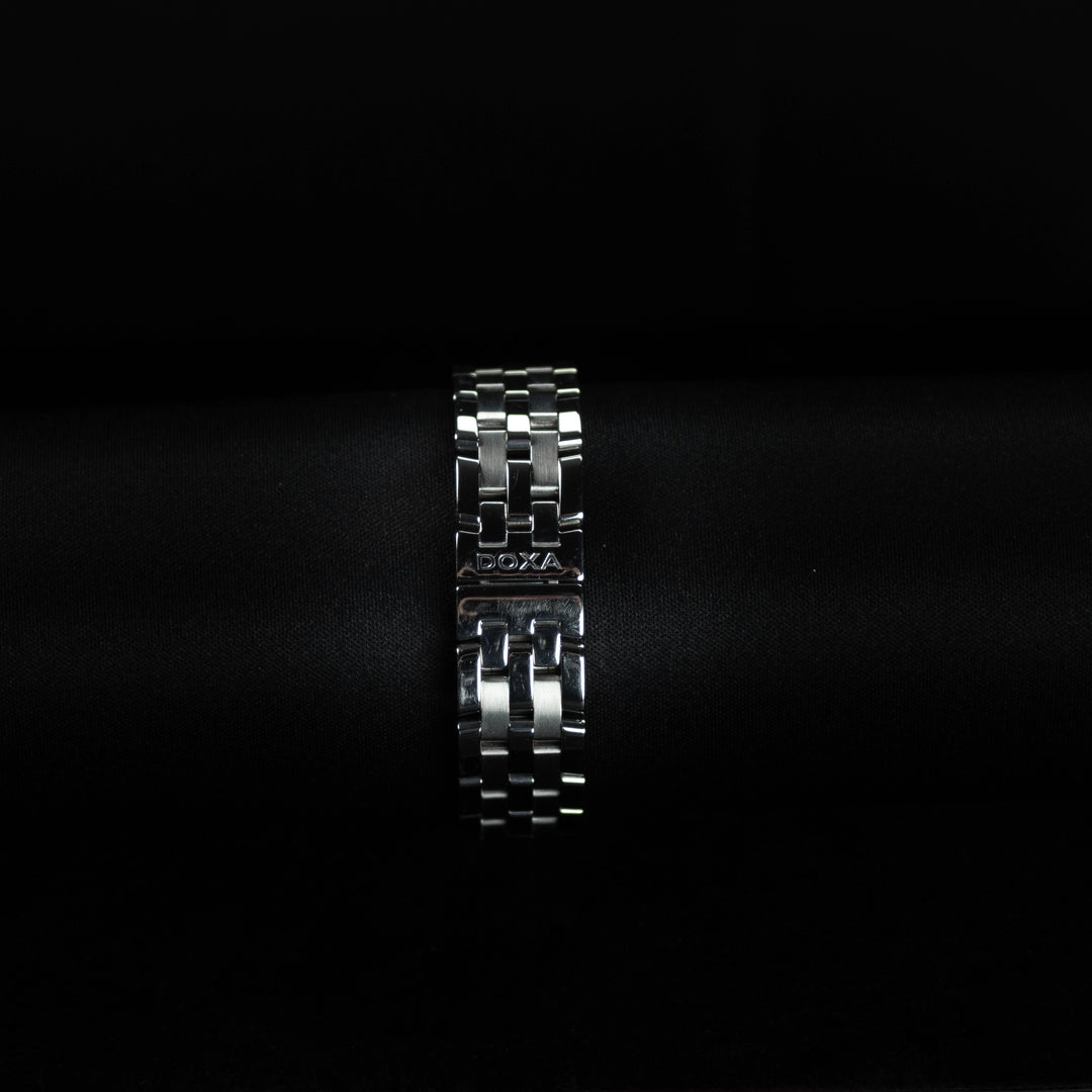 Luxury watch (247.15D.055.10): watch bracelet zoomed out