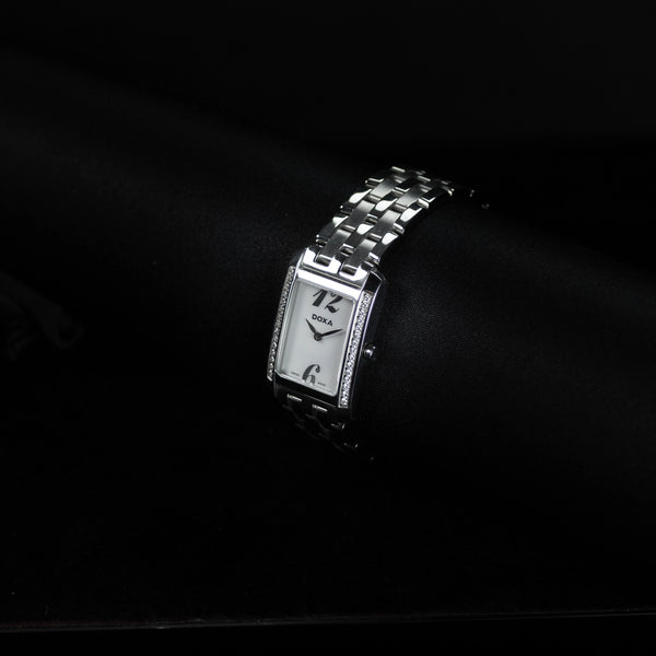 Luxury watch (247.15D.055.10): watch face angled view right zoomed out