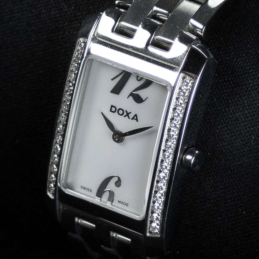 Luxury watch (247.15D.055.10): watch face angled view right