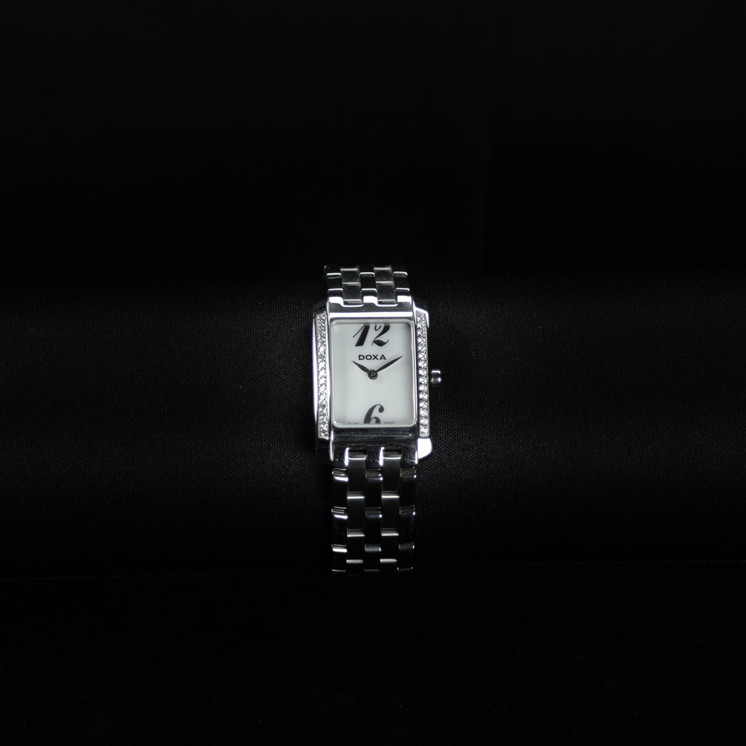 Luxury watch (247.15D.055.10): watch face zoomed out