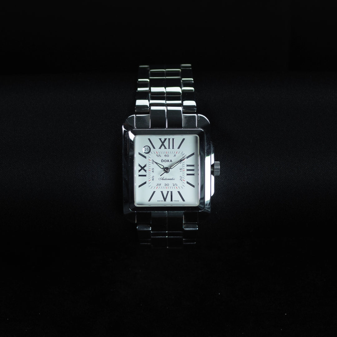 Luxury watch (251.10.012.10): watch face zoomed out
