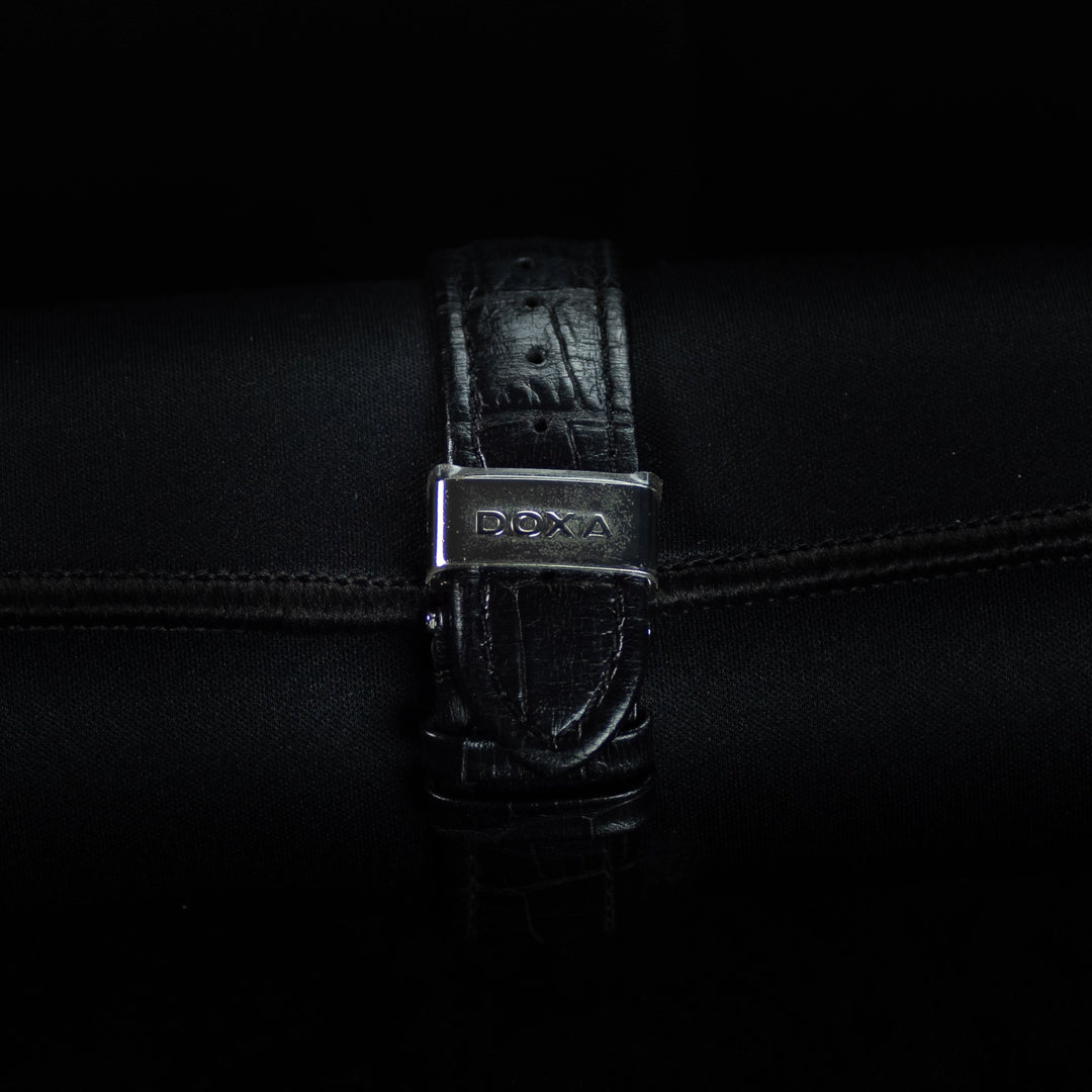 Luxury watch (251.10.102.01C): watch bracelet zoomed out