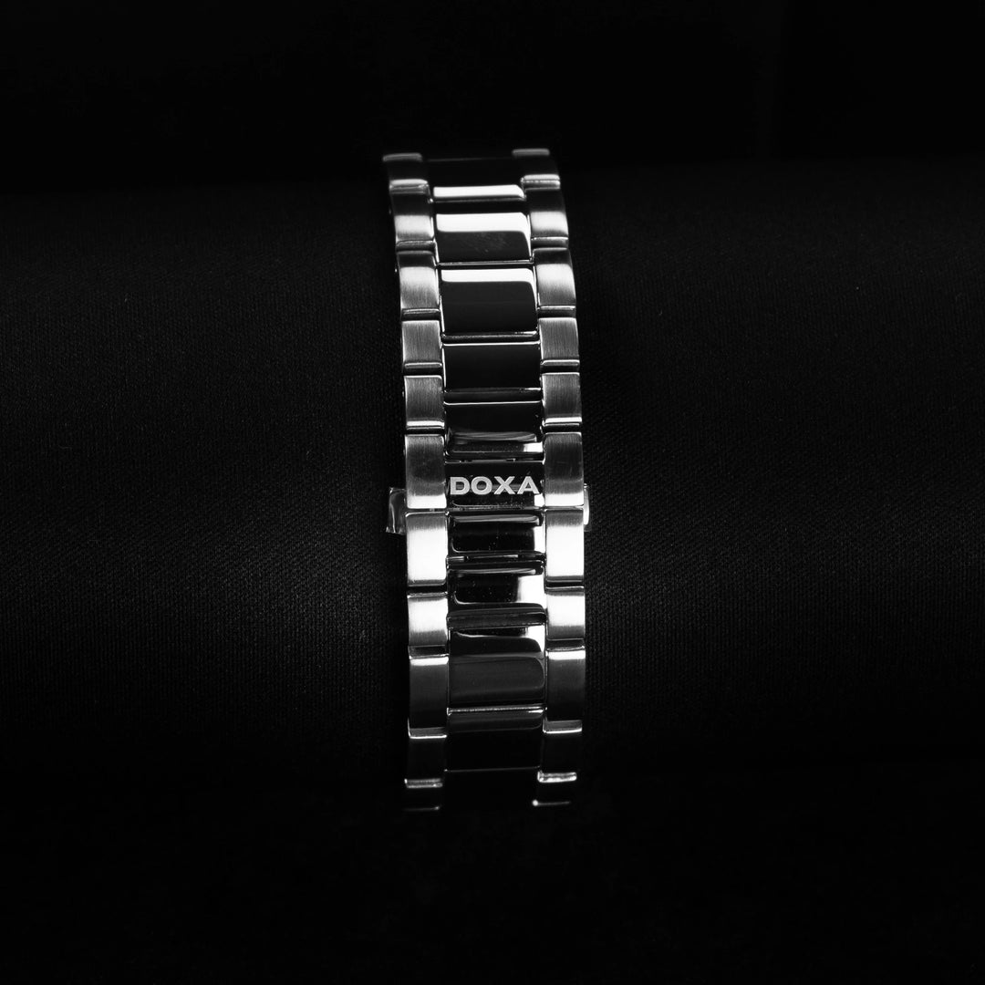Luxury watch (287.10.131.10): watch bracelet zoomed out