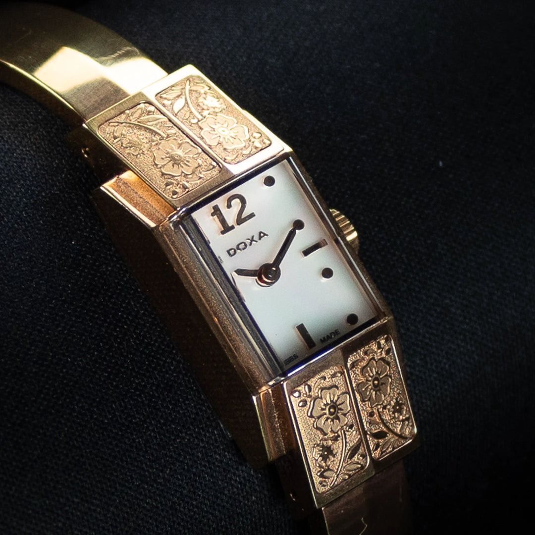 Luxury watch (420.95.053.17S): watch face angled view left