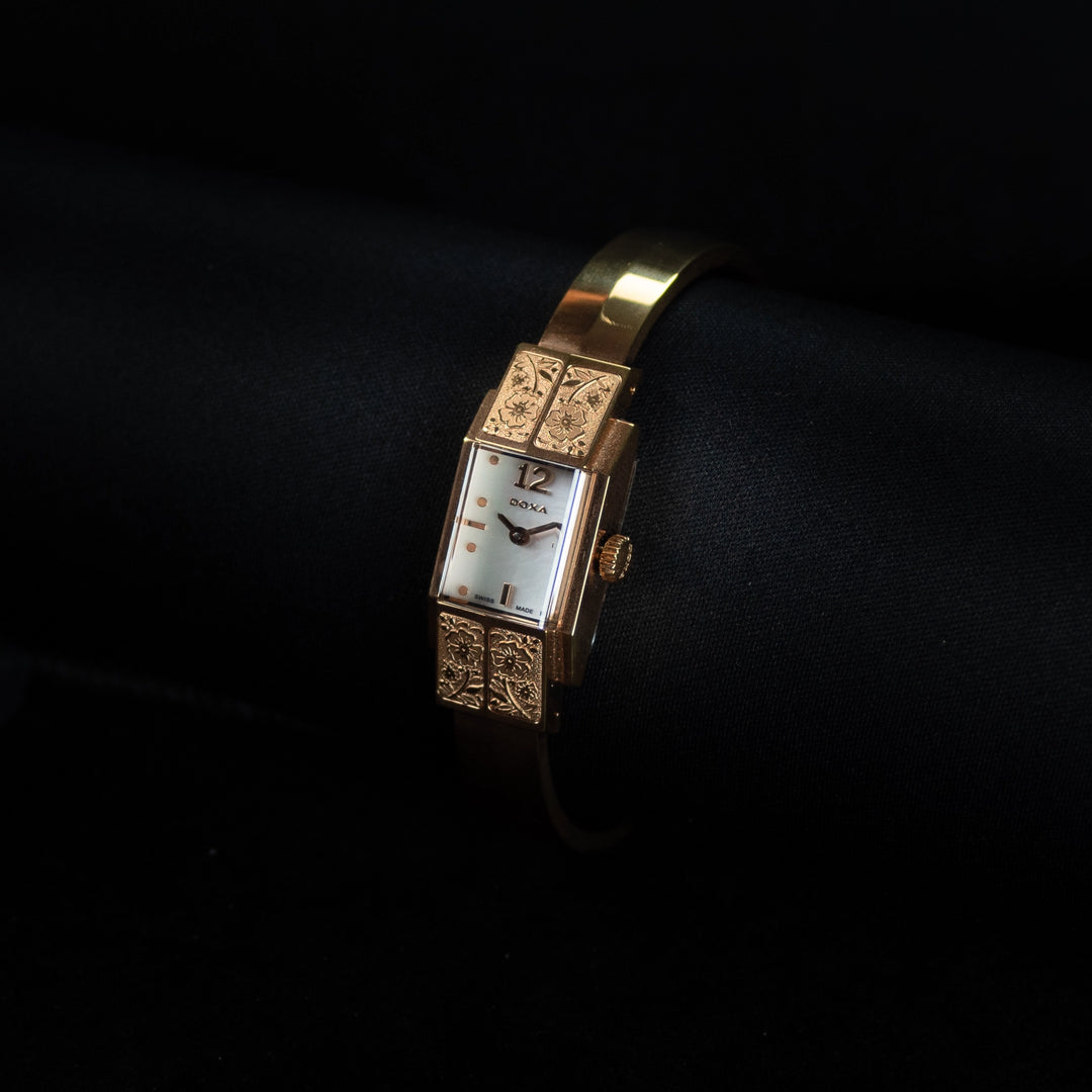 Luxury watch (420.95.053.17S): watch face angled view right zoomed out