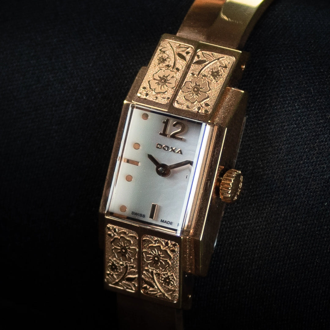 Luxury watch (420.95.053.17S): watch face angled view right