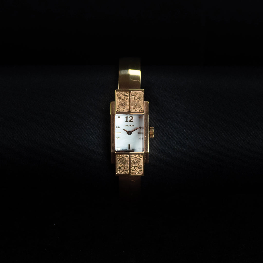 Luxury watch (420.95.053.17S): watch face zoomed out