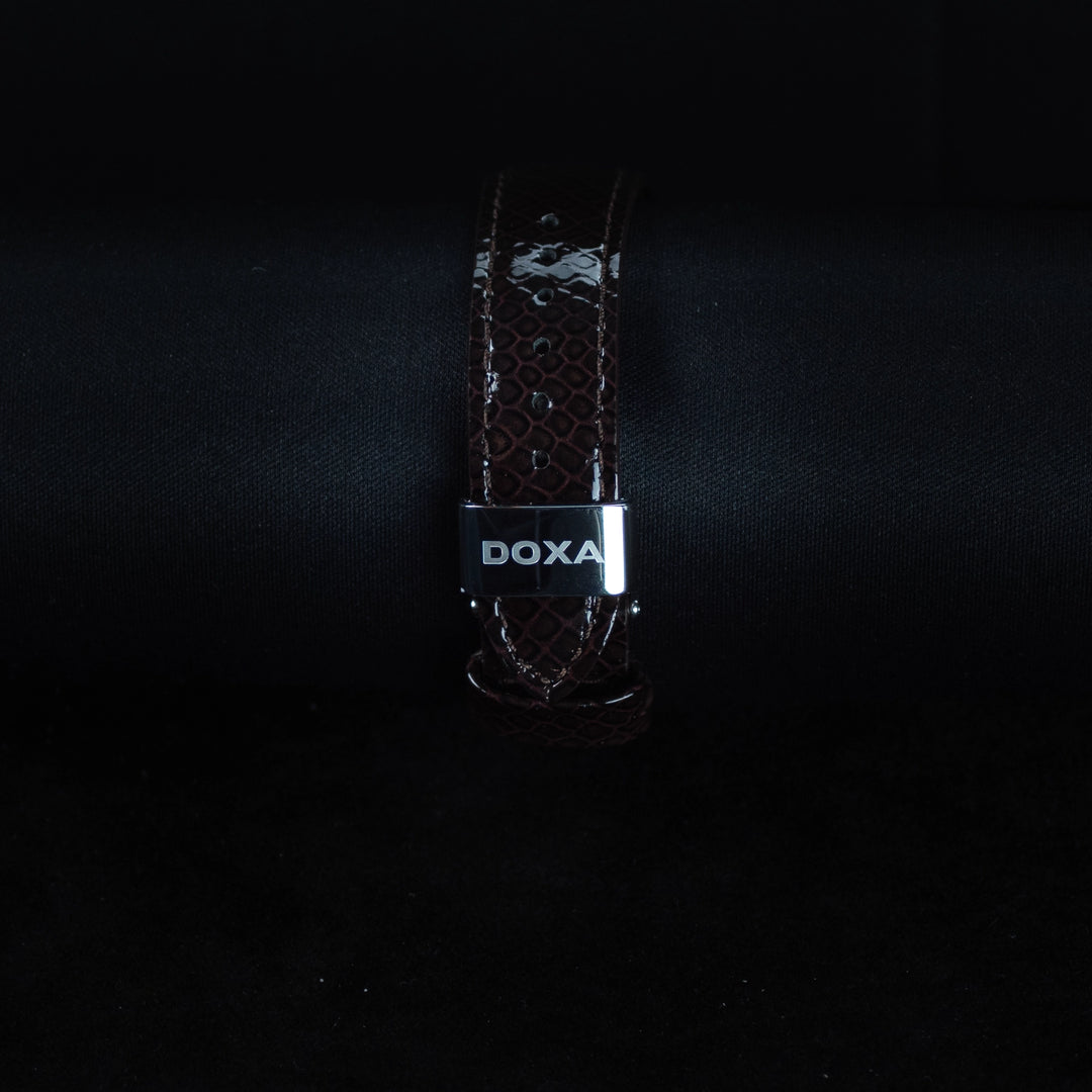 Luxury watch (462.15.221.02): watch bracelet zoomed out