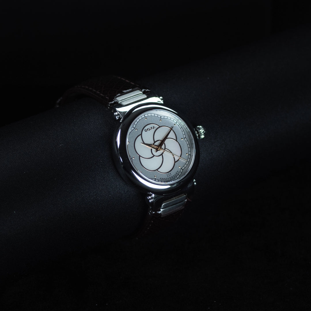 Luxury watch (462.15.221.02): watch face angled view left zoomed out