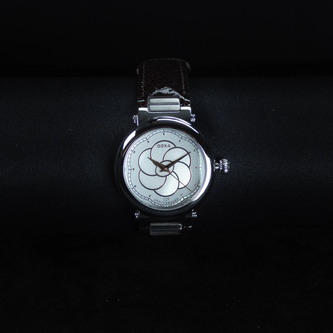 Luxury watch (462.15.221.02): watch face zoomed out